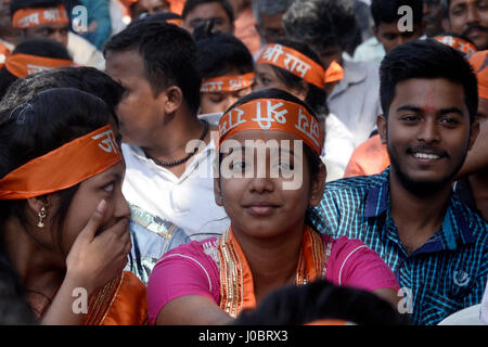 Kolkata, India. Xi Apr, 2017. Visha Hindu Parishad dirigenti e militanti prendere parte in un rally in occasione della Ram e Mahotsav Hanuman Jayanti in Kolkata. Credito: Saikat Paolo/Pacific Press/Alamy Live News Foto Stock