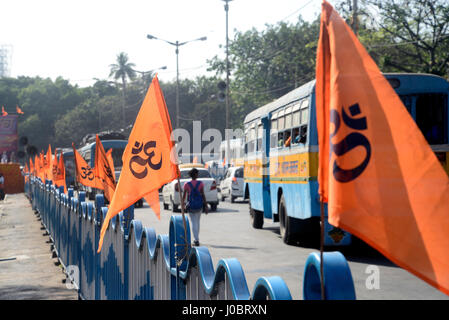 Kolkata, India. Xi Apr, 2017. Visha Hindu Parishad dirigenti e militanti prendere parte in un rally in occasione della Ram e Mahotsav Hanuman Jayanti in Kolkata. Credito: Saikat Paolo/Pacific Press/Alamy Live News Foto Stock