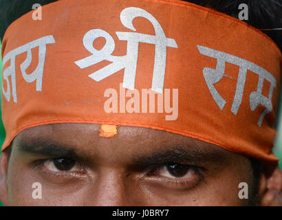 Kolkata, India. Xi Apr, 2017. Visha Hindu Parishad dirigenti e militanti prendere parte in un rally in occasione della Ram e Mahotsav Hanuman Jayanti in Kolkata. Credito: Saikat Paolo/Pacific Press/Alamy Live News Foto Stock