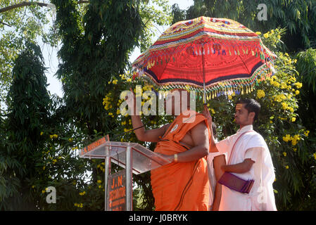 Kolkata, India. Xi Apr, 2017. Visha Hindu Parishad dirigenti e militanti prendere parte in un rally in occasione della Ram e Mahotsav Hanuman Jayanti in Kolkata. Credito: Saikat Paolo/Pacific Press/Alamy Live News Foto Stock