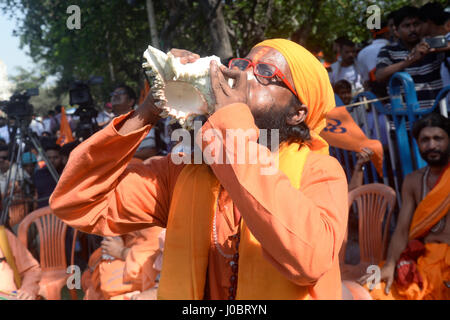 Kolkata, India. Xi Apr, 2017. Visha Hindu Parishad dirigenti e militanti prendere parte in un rally in occasione della Ram e Mahotsav Hanuman Jayanti in Kolkata. Credito: Saikat Paolo/Pacific Press/Alamy Live News Foto Stock