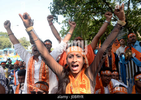 Kolkata, India. Xi Apr, 2017. Vishwa Hindu Parishad attivista grida slogan durante il rally in Kolkata. Vishwa Hindu Parishad dirigenti e militanti prendere parte in un rally in occasione della Ram e Mahotsav Hanuman Jayanti in Kolkata. Credito: Saikat Paolo/Pacific Press/Alamy Live News Foto Stock