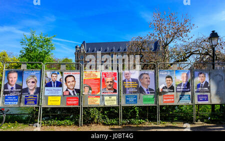 Strasburgo, poster di undici candidati in esecuzione il 2017 elezioni presidenziali, primo round scrutinio del mese di aprile 2017, Alsazia, Francia, Europa Foto Stock