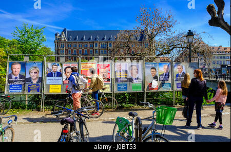 Strasburgo, poster di undici candidati in esecuzione il 2017 elezioni presidenziali, primo round scrutinio del mese di aprile 2017, Alsazia, Francia, Europa Foto Stock