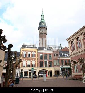 Guardando verso la torre del palazzo dell'Accademia, Università di Groningen, Paesi Bassi. Facoltà di Lettere, Diritto e Scienze Umanistiche. Oude Kijk in 't Jatstraat svoltate Foto Stock