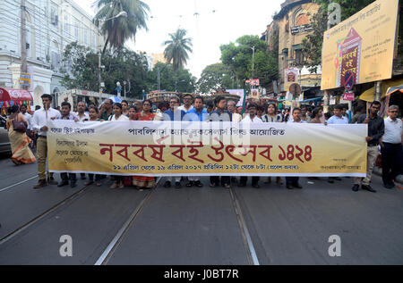 Kolkata, India. Xi Apr, 2017. Prenota venditore e Publisher Guild ha organizzato una fiera del libro popolarmente noto come 'Nabobarsho Boi Utsav' in occasione di Bengali Anno nuovo collegio in piazza, Kolkata. Credito: Saikat Paolo/Pacific Press/Alamy Live News Foto Stock