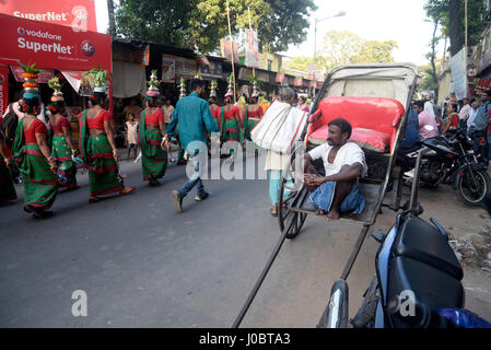 Kolkata, India. Xi Apr, 2017. Prenota venditore e Publisher Guild ha organizzato una fiera del libro popolarmente noto come 'Nabobarsho Boi Utsav' in occasione di Bengali Anno nuovo collegio in piazza, Kolkata. Credito: Saikat Paolo/Pacific Press/Alamy Live News Foto Stock