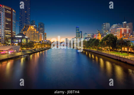 Città di Melbourne. Immagine di paesaggio cittadino di Melbourne, Australia durante il blu crepuscolo ora. Foto Stock