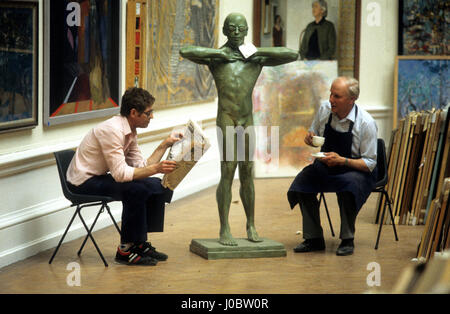 Il personale della National Gallery di Londra Regno Unito prendendo una pausa di lavoro 1986 Foto Stock