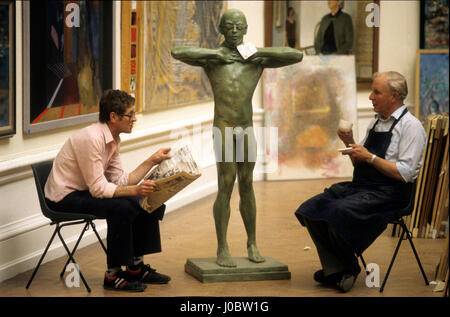 Il personale della National Gallery di Londra Regno Unito prendendo una pausa di lavoro 1986 Foto Stock