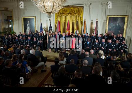 U.S Vice Presidente Mike Pence parla come presidente Donald Trump e la First Lady Melania Trump guardare durante un evento in onore di combattenti feriti soldato Progetto Corsa nella Sala Est della Casa Bianca il 6 aprile, 2017 a Washington, DC. Foto Stock