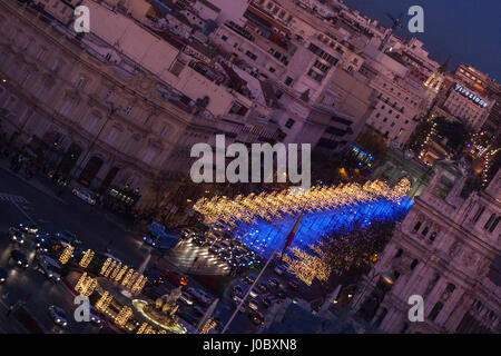 Luminarie di Natale Da Cibeles a Puerta de Alcala dal tetto del Circulo de Bellas Artes al tramonto, CBA, Madrid, Spagna Foto Stock