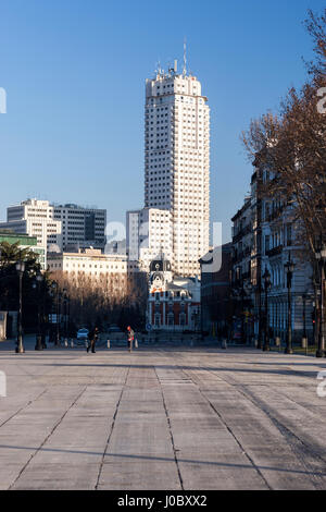 Torre de Madrid da Julio Otamendi dal Palacio Real de Madrid, Palazzo Reale di Madrid, Calle de Bailén, Madrid, Spagna Foto Stock