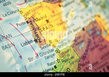 Mappa del Portogallo . Vintage macro immagine mappa portoghese . Messa a fuoco selettiva su Lisbona Foto Stock