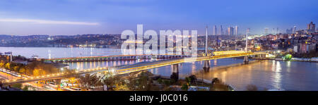 Vista panoramica del ponte di Ataturk di Istanbul, Turchia appena dopo il tramonto., con lampioni a. Foto Stock