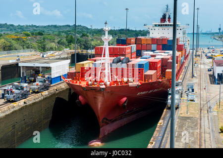 Imbarcazioni da carico passando le serrature Gatun, sul Canale di Panama, Panama America Centrale Foto Stock