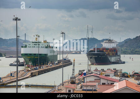 Imbarcazioni da carico passando il Miraflores Locks, sul Canale di Panama, Panama City, Panama America Centrale Foto Stock