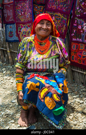 Tradfitional vestito Kuna donna indiana, Achutupu, isole San Blas, Kuna Yala, Panama America Centrale Foto Stock