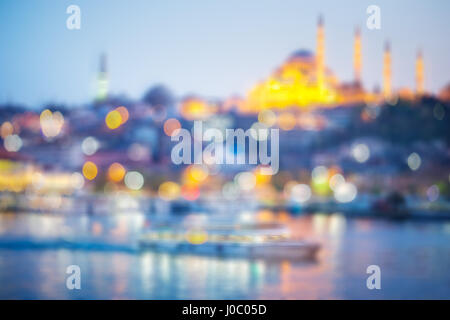 Bokeh vista della città oltre lo stretto del Bosforo di Istanbul la città capitale della Turchia Foto Stock