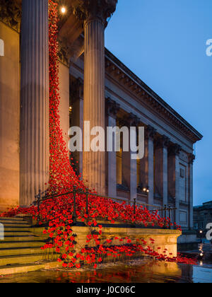 Papaveri finestra piangendo cascate giù per la facciata anteriore di St. George's Hall di Liverpool, Merseyside England, Regno Unito Foto Stock