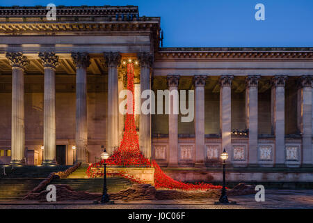 I PAPAVERI pianto scultura finestra a cascata verso il basso il St. George's Hall edificio in Liverpool, Merseyside England, Regno Unito Foto Stock