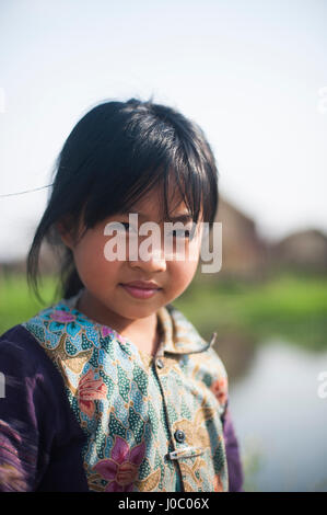 Una bambina che vive in un villaggio galleggiante sul Lago Inle in Myanmar (Birmania), Asia Foto Stock