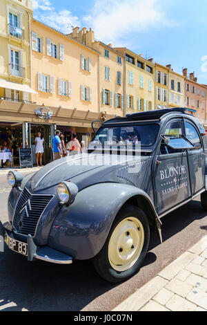 Vecchia Citroen auto 2CV, quai Jean Jaures, Saint-Tropez, Var, Cote d'Azur, Provenza, Francia Foto Stock