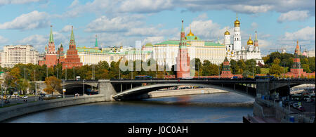 Vista del Cremlino sulle rive del fiume di Mosca Mosca, Russia Foto Stock