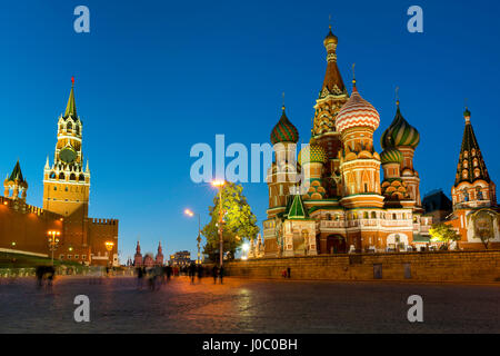 La Piazza Rossa, la Cattedrale di San Basilio e Salvatore la torre del Cremlino illuminata di notte, UNESCO, Mosca, Russia Foto Stock