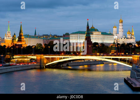 Vista del Cremlino sulle rive del fiume di Mosca Mosca, Russia Foto Stock