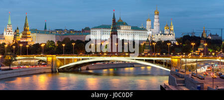 Vista del Cremlino sulle rive del fiume di Mosca Mosca, Russia Foto Stock