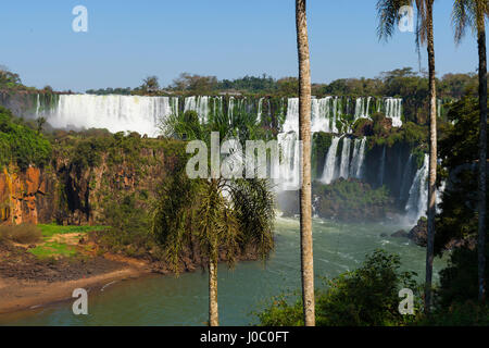 Cascate di Iguassù dal lato Argentino, Sito Patrimonio Mondiale dell'UNESCO, sul confine di Argentina e Brasile, Argentina Foto Stock