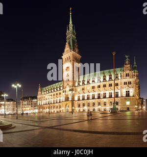 Il Rathaus (municipio) al posto Rathausmarkt, Amburgo, città anseatica, Germania Foto Stock