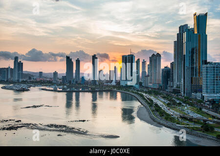 Skyline della Città di Panama al tramonto, Panama City, Panama America Centrale Foto Stock