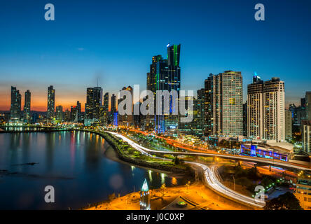 Lo skyline della città di Panama di notte, Panama City, Panama America Centrale Foto Stock