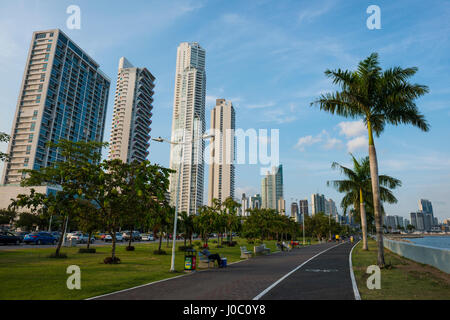 La passerella e lo skyline della città di Panama, Panama America Centrale Foto Stock