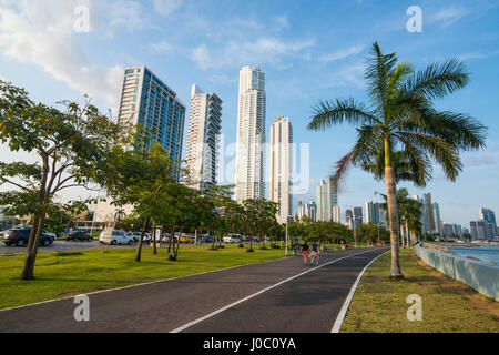 La passerella e lo skyline della città di Panama, Panama America Centrale Foto Stock