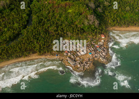 Antenna di un minuscolo borgo, isole San Blas, Kuna Yala, Panama America Centrale Foto Stock