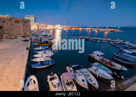 Le luci del tramonto il porto e il centro medievale della città vecchia di Gallipoli, provincia di Lecce, Puglia, Italia Foto Stock