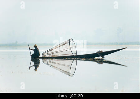 Un cestello pescatore sul Lago Inle esegue la scansione continua e acque poco profonde per i segni di vita, Myanmar (Birmania), Asia Foto Stock