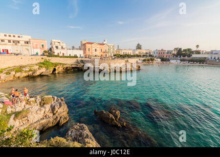 Il mare turchese e scogliere il telaio il villaggio di pescatori di Santa Maria al Bagno Gallipoli, provincia di Lecce, Puglia, Italia Foto Stock