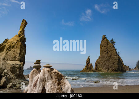 Pietre e pile di mare sulla spiaggia di Rialto nel Parco Nazionale di Olympic, UNESCO, Pacific Northwest coast, nello Stato di Washington, USA Foto Stock