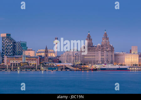 Guardando al di là del fiume Mersey per la skyline di Liverpool e di edifici di fegato al crepuscolo, Liverpool, Merseyside England, Regno Unito Foto Stock