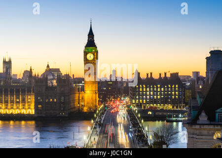 Angolo di Alta Vista del Big Ben e il Palazzo di Westminster e Westminster Bridge al tramonto, London, England, Regno Unito Foto Stock