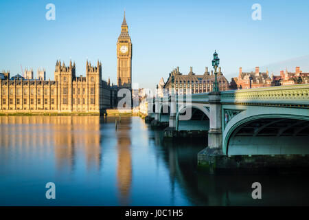 Il Big Ben e il Palazzo di Westminster, Sito Patrimonio Mondiale dell'UNESCO, e il Westminster Bridge, London, England, Regno Unito Foto Stock