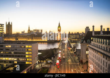 Angolo di Alta Vista del Big Ben e il Palazzo di Westminster e Westminster Bridge al tramonto, London, England, Regno Unito Foto Stock