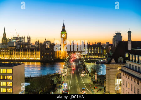 Angolo di Alta Vista del Big Ben e il Palazzo di Westminster e Westminster Bridge al tramonto, London, England, Regno Unito Foto Stock