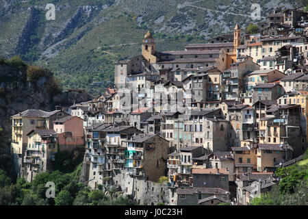 Saorge, arroccato paesino medievale, Roya Valley, Alpes-Maritimes, Cote d'Azur, Riviera Francese, Provenza, Francia Foto Stock