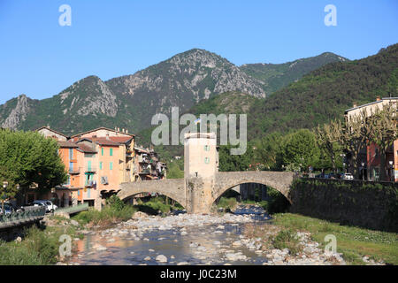 Villaggio di Sospel, la Città Vecchia, il ponte a pedaggio, frazione Bevera fiume Roya Valley, Alpes-Maritimes, Cote d'Azur, Provenza, Francia Foto Stock