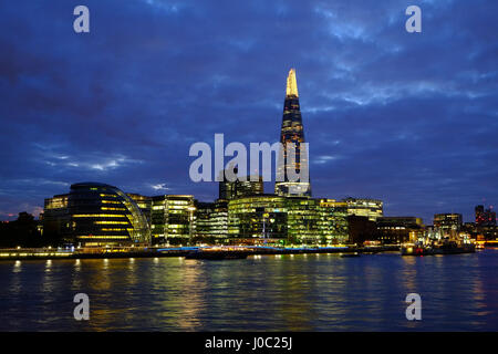 La vista sul fiume Tamigi a Shard da Tower Bridge, London, England, Regno Unito Foto Stock